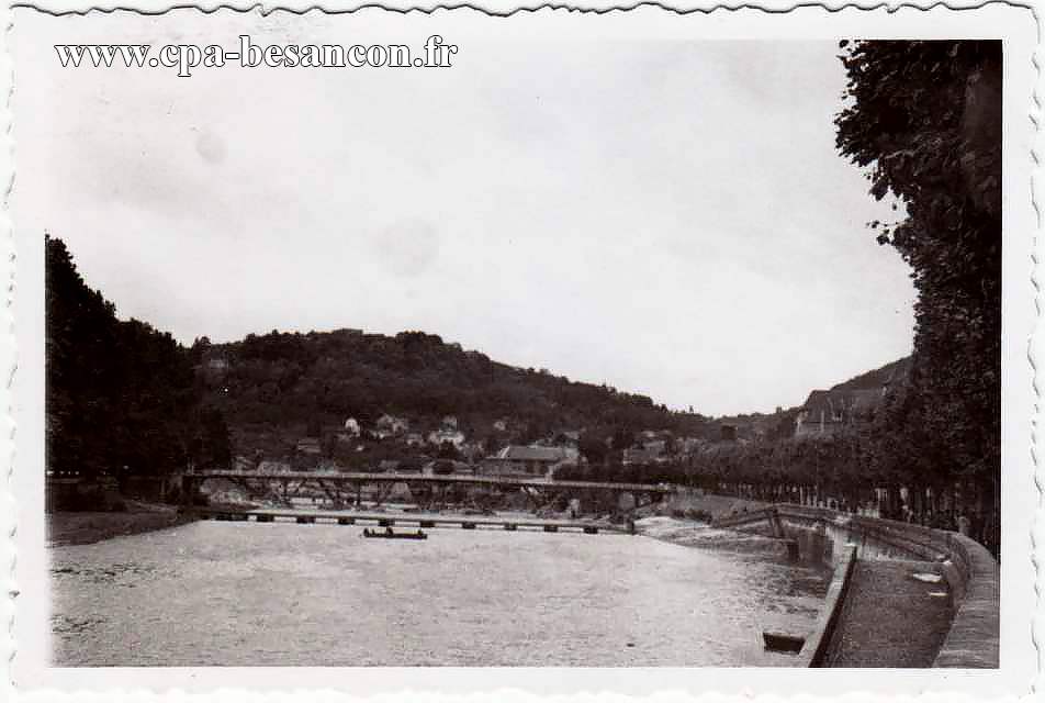 BESANÇON - Quai Veil-Picard et Pont Canot provisoire en bois, durant la 2nde Guerre mondiale.